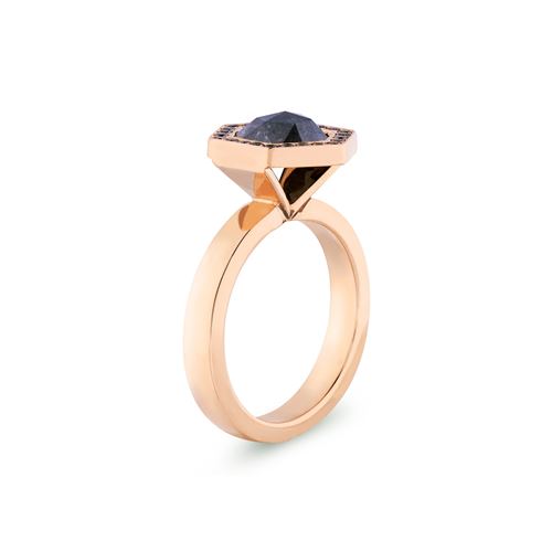 Hexagon-ring i 18K rödguld, prydd med en rosenslipad salt’n pepper diamant (1,93ct) och 24 coffee diamanter.