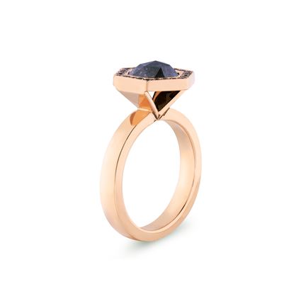 Hexagon-ring i 18K rödguld, prydd med en rosenslipad salt’n pepper diamant (1,93ct) och 24 coffee diamanter.