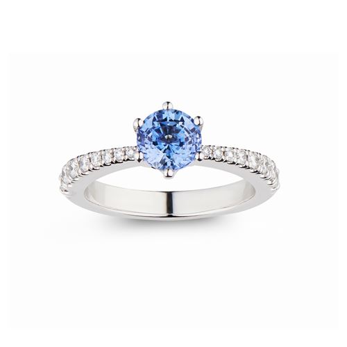 Elegant förlovningsring i vitguld med en gnistrande blå safir och diamanter som sidostenar