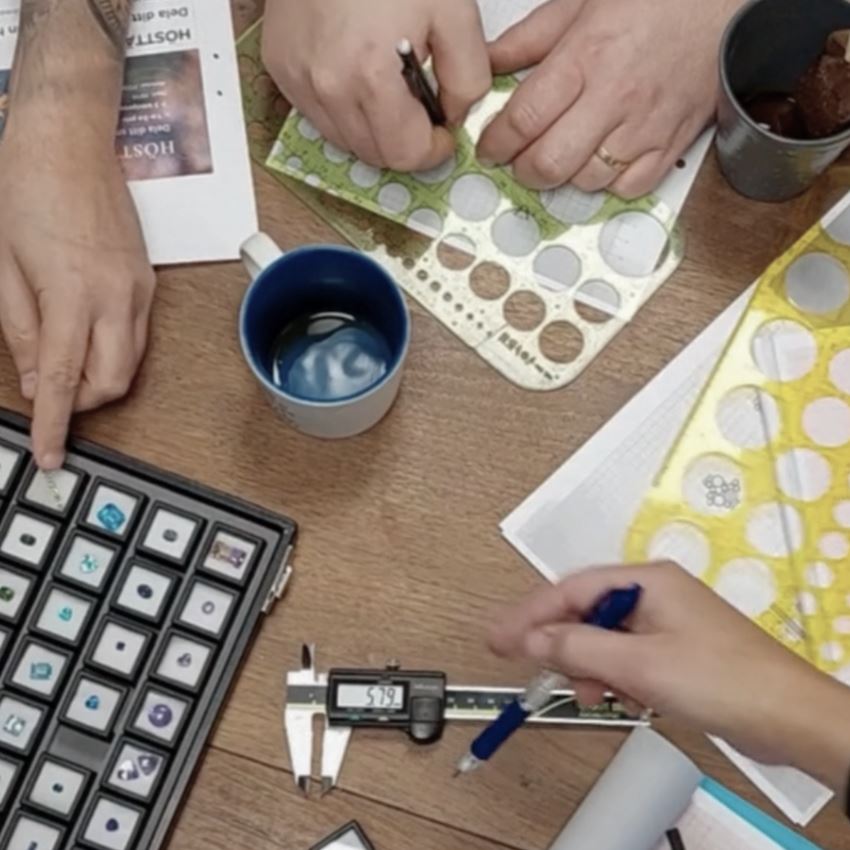 Val av stenar och designprocess vid nytillverkning av smycken hos guldsmed i Göteborg