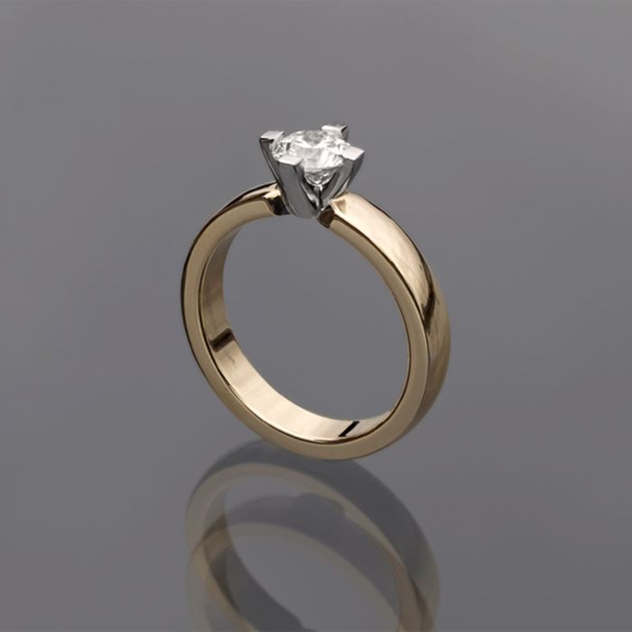 Omarbetning av guldring efter kundens smak, formgiven i samråd med guldsmeden