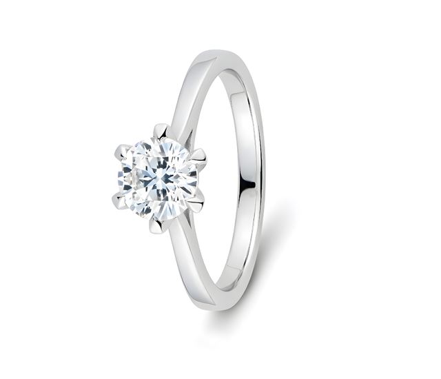Handtillverkad enstensring i vitguld med briljantslipad diamant i sexklos Flower-fattning, formgiven för balans, komfort och daglig användning.
