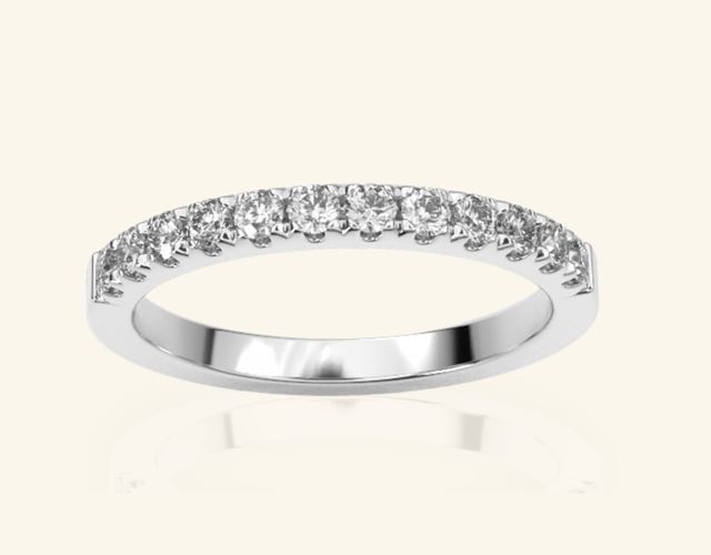 Alliansring i vitguld med diamanter i kastellfattning – handgjord hos guldsmed i Göteborg