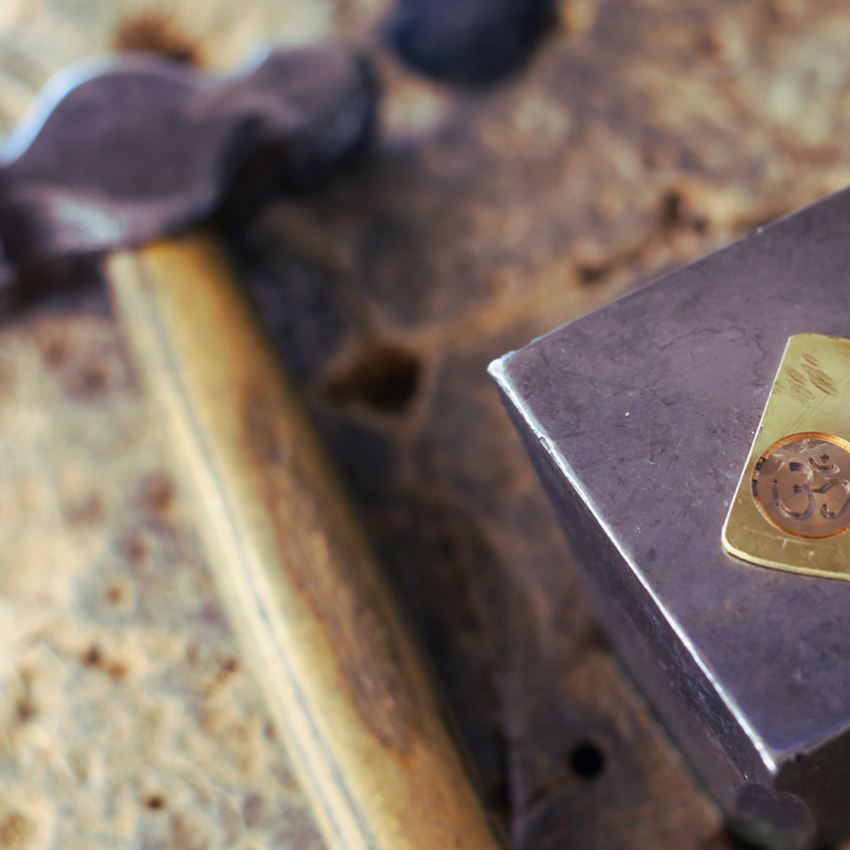 Guldsmedsverktyg och hantverk i arbete – tillverkning av smycken i verkstad i Göteborg