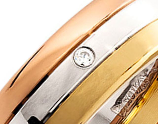 Färgprover på samma ringmodell i gulguld, vitguld och roséguld för att visa skillnader i metallens färg och uttryck.