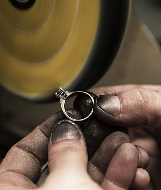 Polering av ring i vitguld vid slipmaskin i vår guldsmedsverkstad i Sävedalen