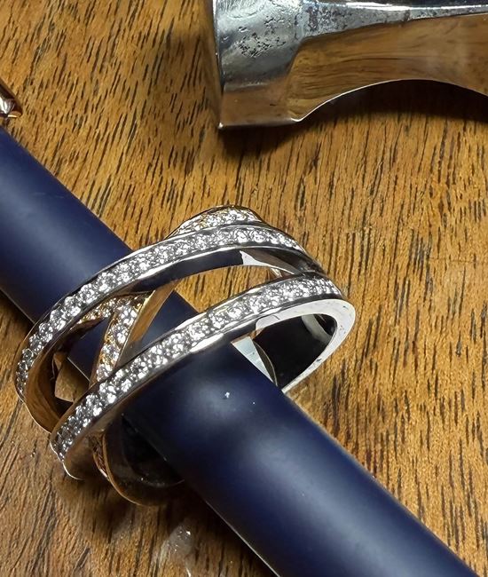 Ringmodell Merge – omarbetad alliansring med diamanter i guldsmedsverkstad i Göteborg