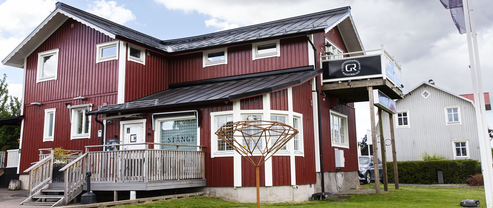 Guldsmedshuset är en svensk guldsmedsverkstad i Sävedalen där utbildade guldsmeder arbetar med tillverkning, reparation och omarbetning i egen verkstad. Hos oss möter du hantverket – och den som utför det.