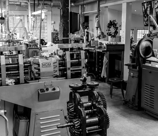 Guldsmedsverkstad och tunga maskiner på Guldsmedshuset i sävedalen