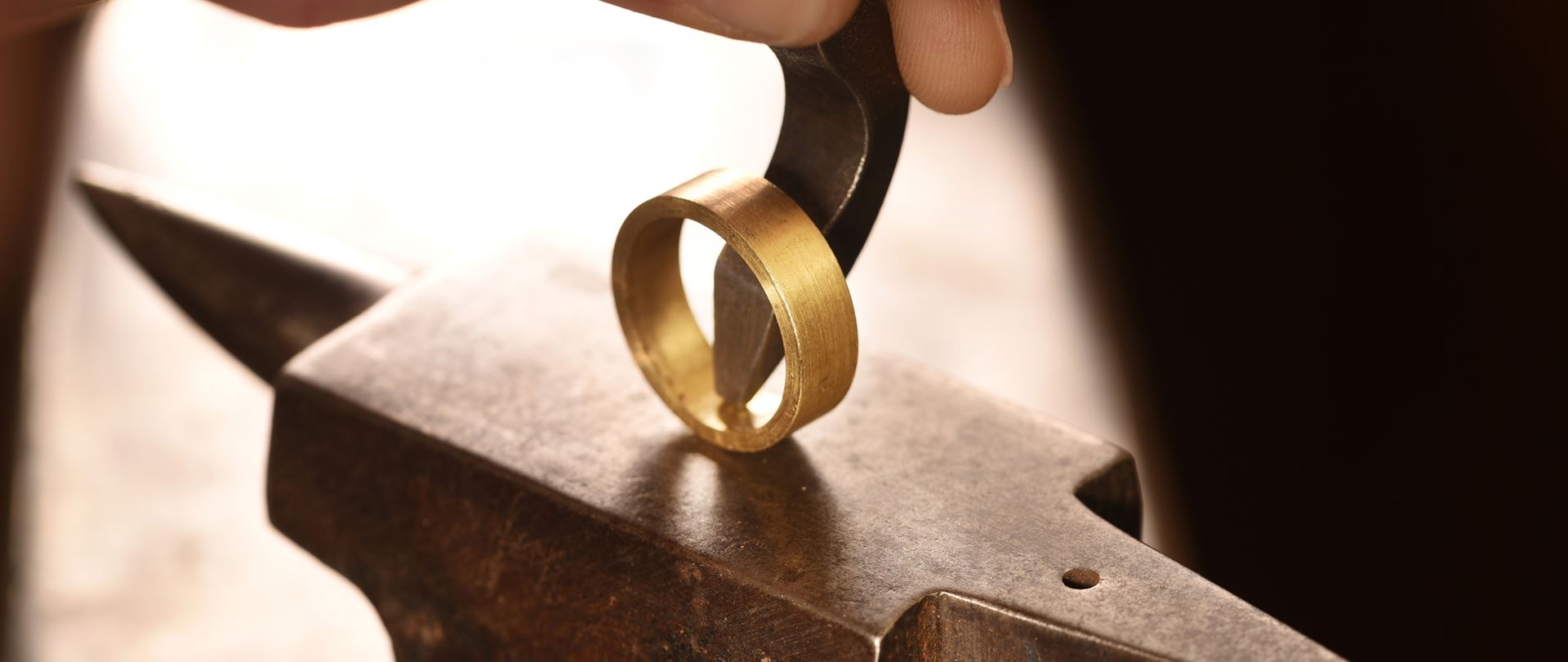 Nytillverkning av ring i guld hos guldsmed i Göteborg – handgjort arbete i verkstad