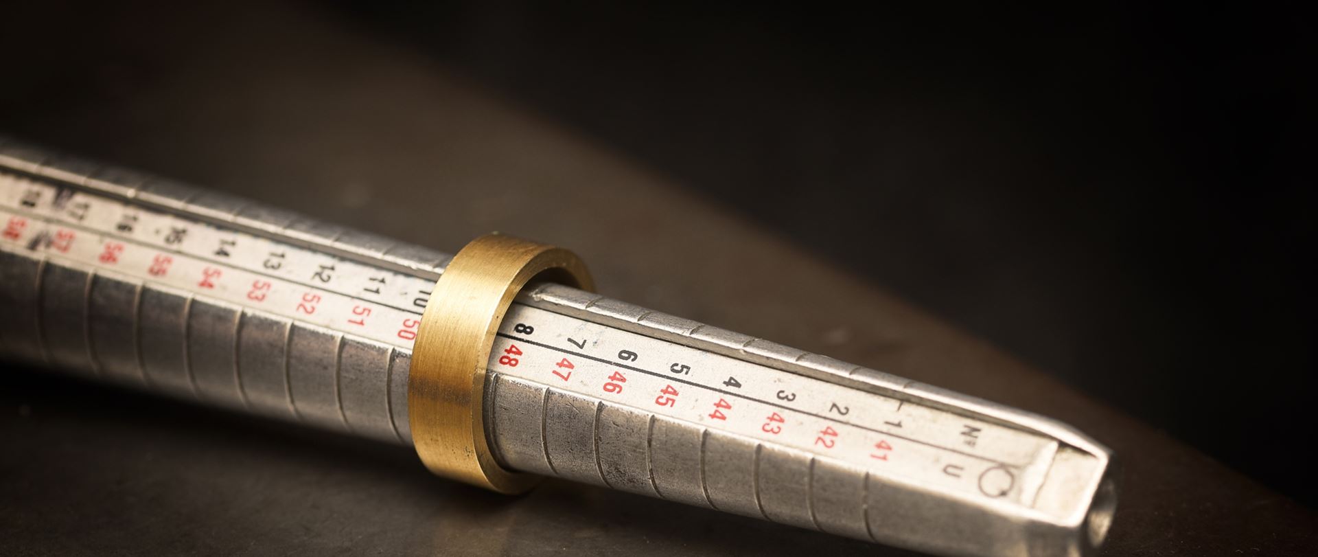 Ringpinne som används för att mäta ringstorlek i guldsmedsverkstad