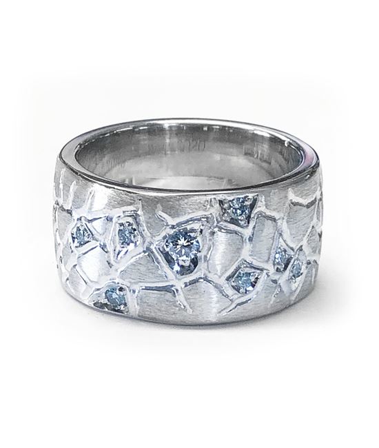 Handgjord ring i vitguld med diamanter – tillverkad hos guldsmed i Göteborg