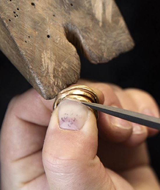 Smyckesreparation av ring hos guldsmed i Göteborg – arbete i verkstad