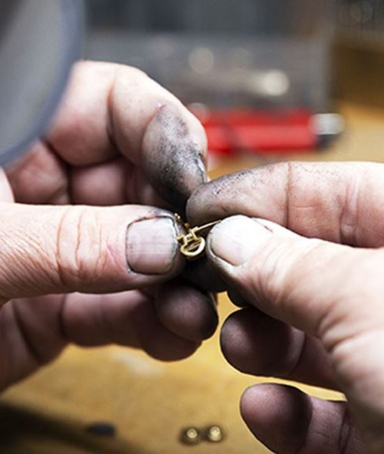 Lagning av smycke och kedja hos guldsmed i Göteborg – hantverk i verkstad