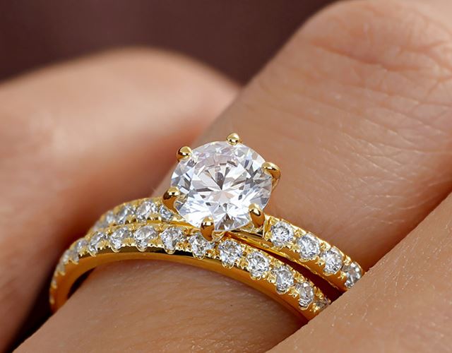 Enstensring i guld med diamant tillsammans med alliansring med diamanter – handgjorda ringar hos guldsmed i Göteborg