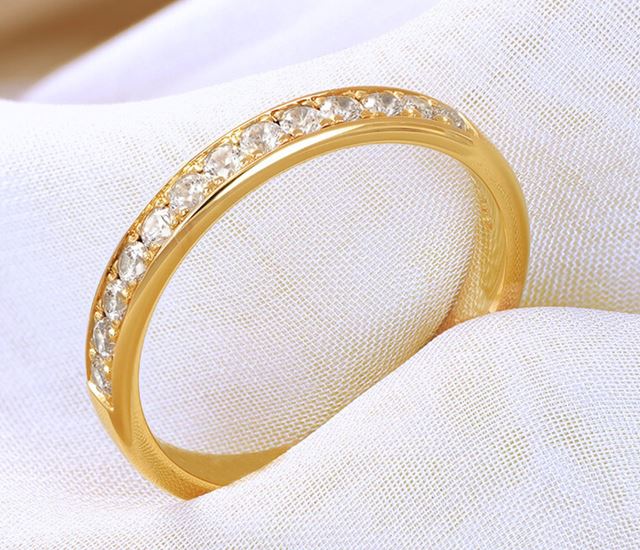 Alliansring i guld med diamanter i fadenfattning (kornfattning) – handgjord hos guldsmed i Göteborg