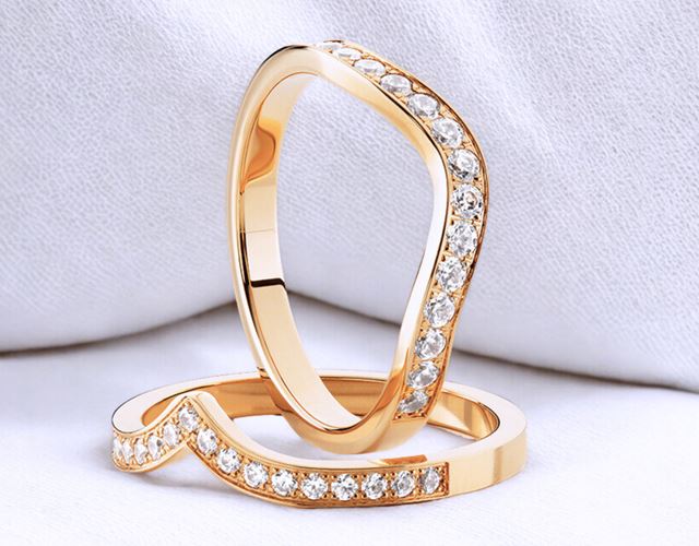 Formad alliansring i V-form med diamanter – anpassad för att passa enstensring, tillverkad i guldsmedsverkstad