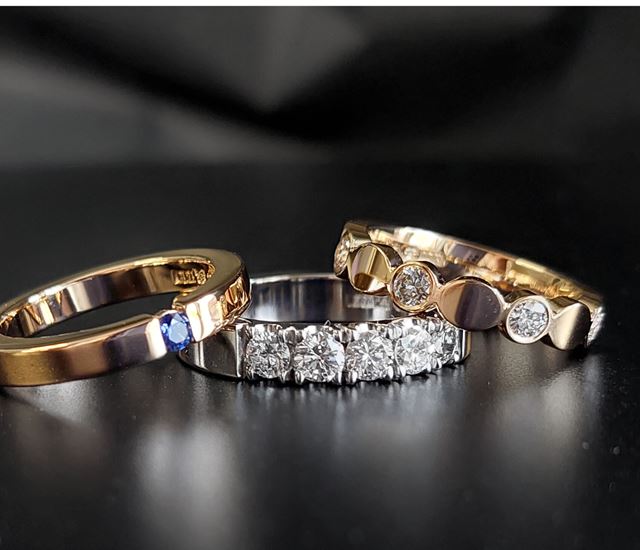 Alliansringar i olika utföranden – halvallians, 3/4-allians och helallians med diamanter i guldsmedsverkstad