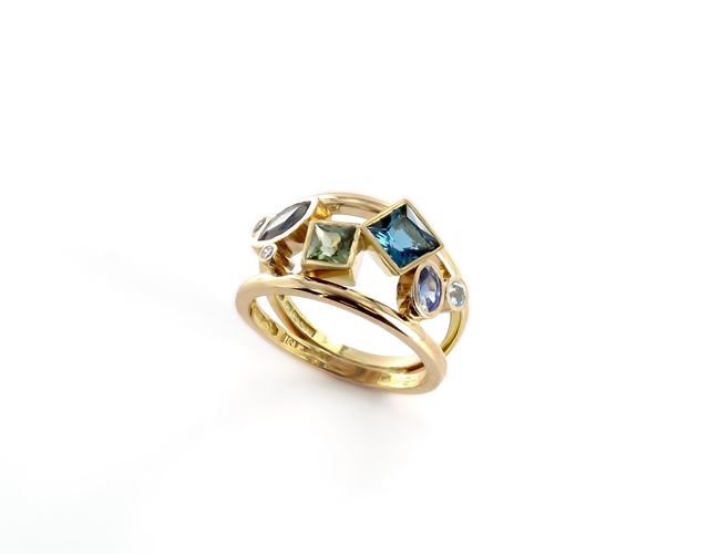 Ring skapad genom omarbetning av två släta guldringar – handgjord i guldsmedsverkstad i Göteborg