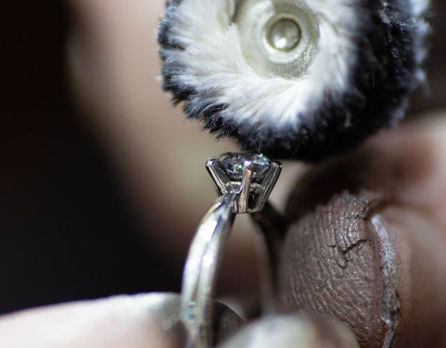 Slipning, polering och översyn av klor och infattning på briljantring i vår verkstad i Sävedalen