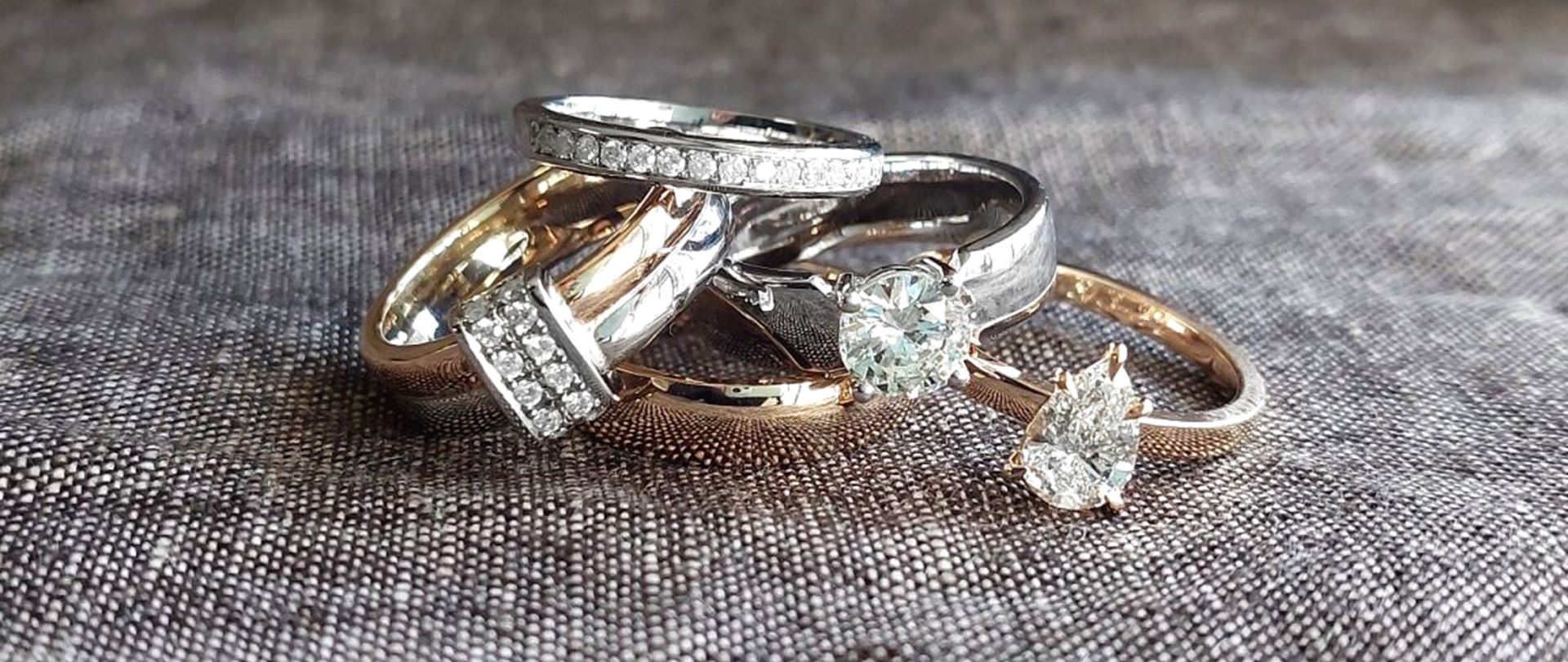 Enstensringar och solitärringar i guld med diamanter – handgjorda i guldsmedsverkstad i Göteborg